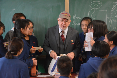 我校外國文教專家赴寶雞虢鎮(zhèn)中學開展英語口語交流活動